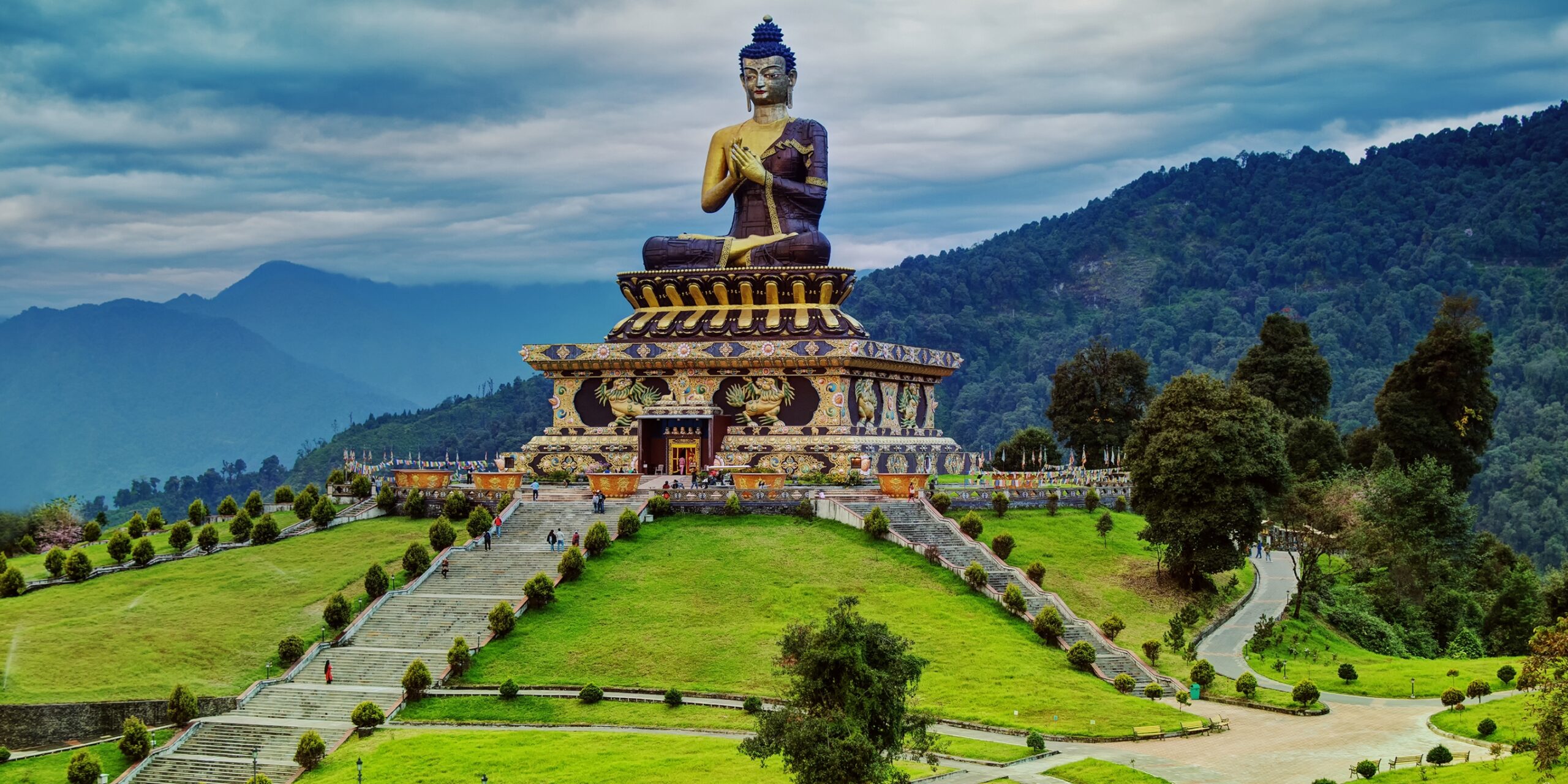 4N Gangtok, 1N Lachen, 1N Lachung, 2N Pelling & 2N Darjeeling